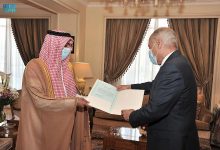 صورة مندوب المملكة الدائم لدى الجامعة العربية يقدم أوراق اعتماده للأمين العام