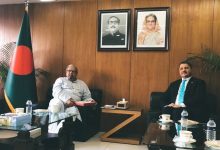 صورة القائم بالأعمال المؤقت لسفارة جمهورية العراق في دكا يلتقي وزير المغتربين والتوظيف في الخارج