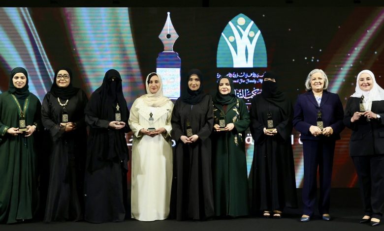 صورة جواهر القاسمي تكرم الفائزات بجائزة الشارقة لإبداعات المرأة الخليجية